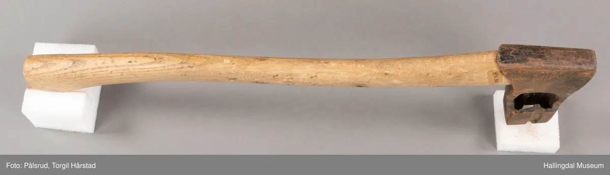 Merkeøks som har vært i bruk i Drammensvassdraget v/Skugsnes. Med merke som har tilhørt Vikersund sag og høvl (Holmens Brug).