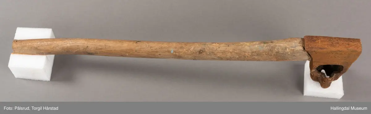 Merkeøks som har vært i bruk i Drammensvassdraget. Med merke som har tilhørt Holmen-Hellefos A/S.