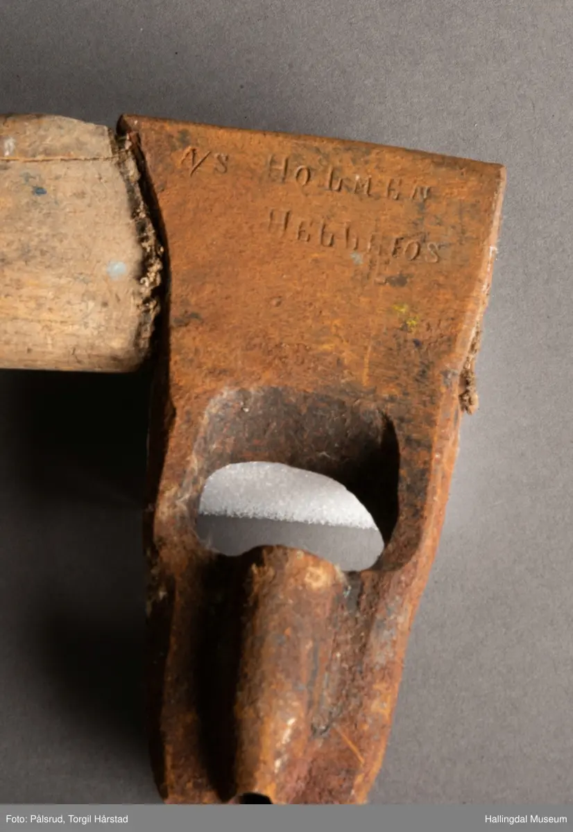 Merkeøks som har vært i bruk i Drammensvassdraget. Med merke som har tilhørt Holmen-Hellefos A/S.