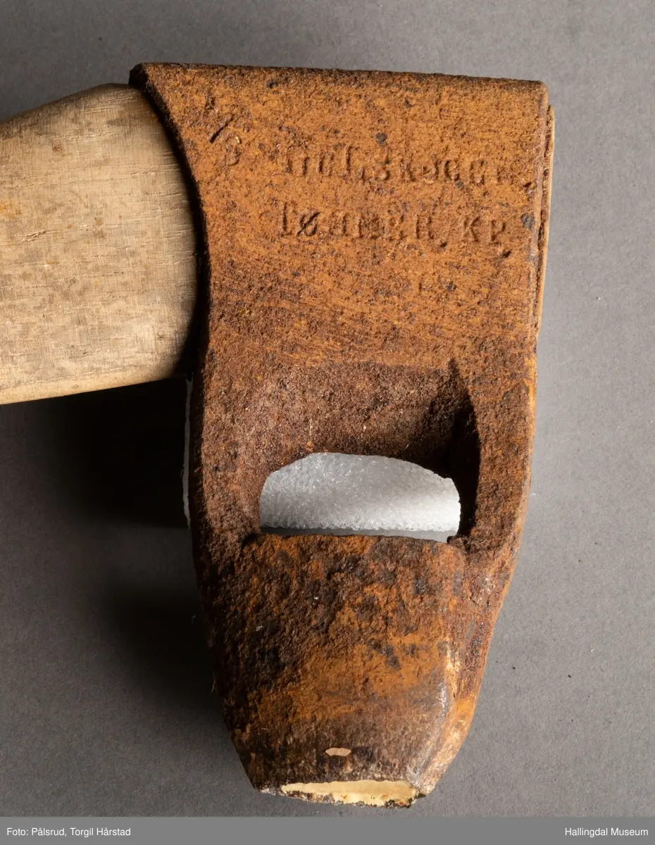 Merkeøks som har vært i bruk i Drammensvassdraget. Med merke som har tilhørt Gulskogen Tømmer A/S.