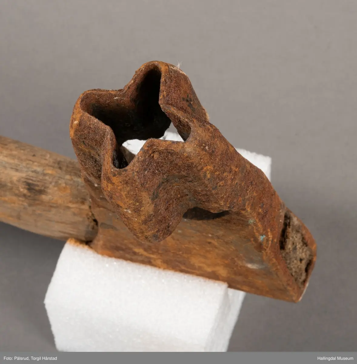 Merkeøks som har vært i bruk i Drammensvassdraget. Med merke som har tilhørt Holmen-Hellefos A/S.