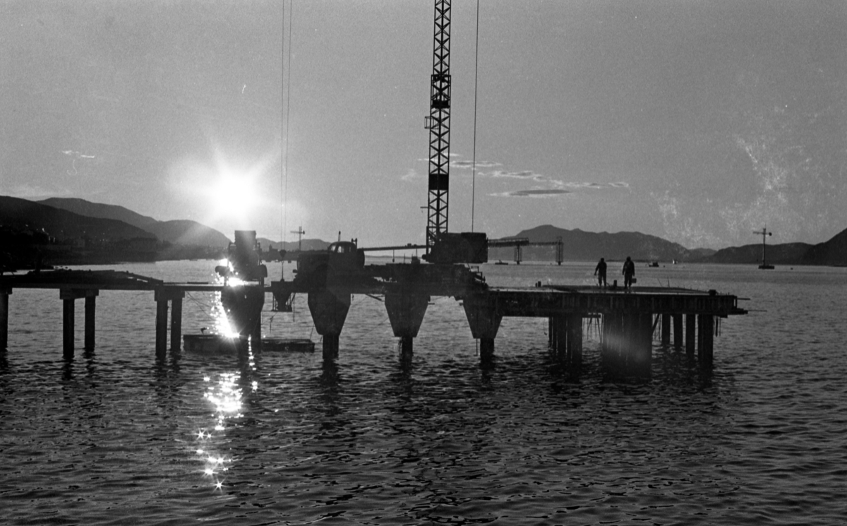 Vesteraalens Hermetikkfabrikks kaianlegg under bygging, Sortland 1974. I bakgrunnen er Sortlandsbrua under bygging.