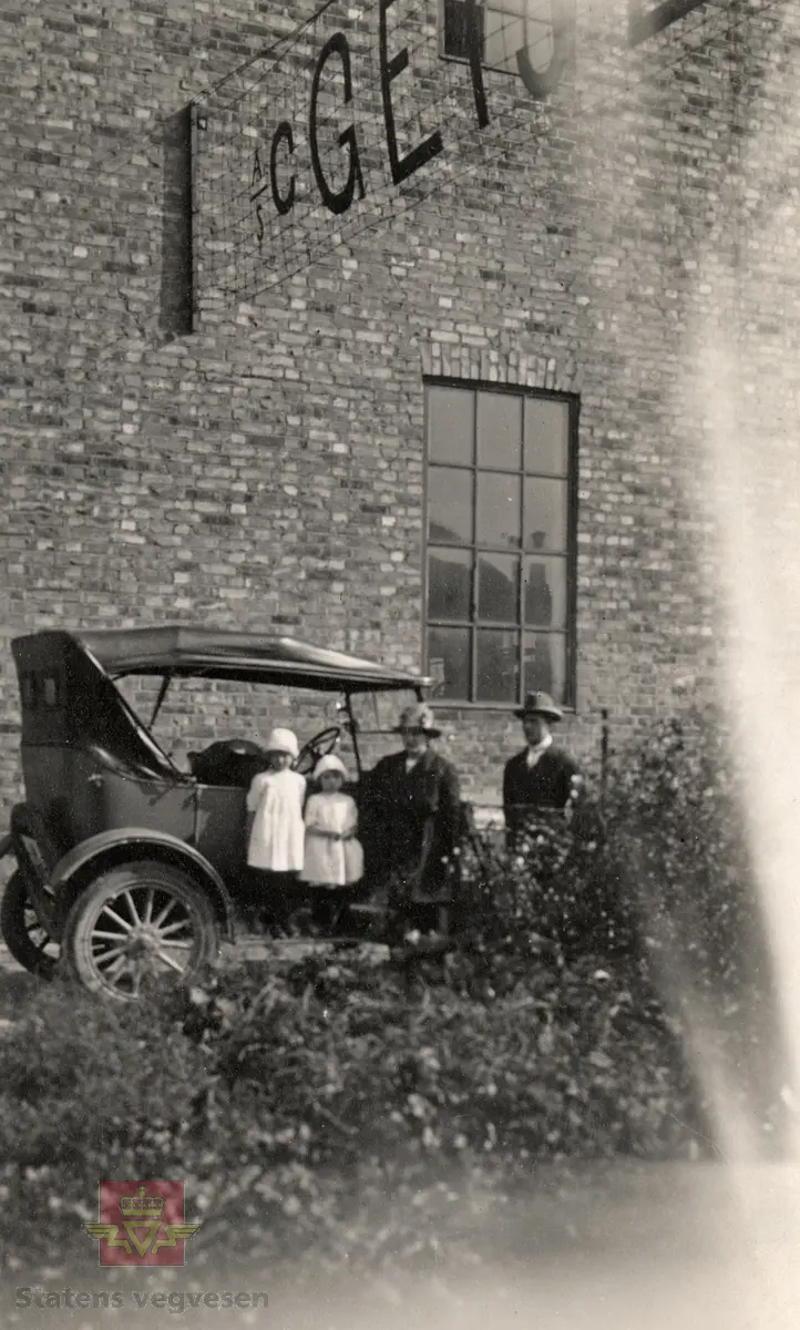 Bilde 1) Norskprodusert bil,  Geijer 1930 modell (i følge merking bak på bildet) med registreringsnummer A-1027.  Reservehjulet på 1930-modellen er merket norsk Geijer. 
Bilde 2) Familien står ved bilen, en Ford T ca. 1924 modell,  og blir fotografert ved A/S C. Geijer & Co. Opplysninger til bilen er gitt av Ivar E. Stav 30.09.2021.

Eier av begge bilene var Heinrich Frierich Rensch, gjerde-vever fra Tyskland, og som kom til Norge og Geijer Gjerdefabrikk litt etter 1910. 
Heinrich Friedrich Rensch var født 1894 i Raguhn. Trådvever (Drahtweber) og innvandret til Norge 1909. 
Se Referanse A/S C. Geijer & Co lenger ned på siden.