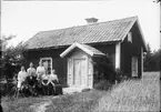 Familj i trädgård, Östhammar, Uppland