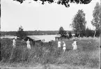 Barn och vuxna ute på äng, Östhammar, Uppland