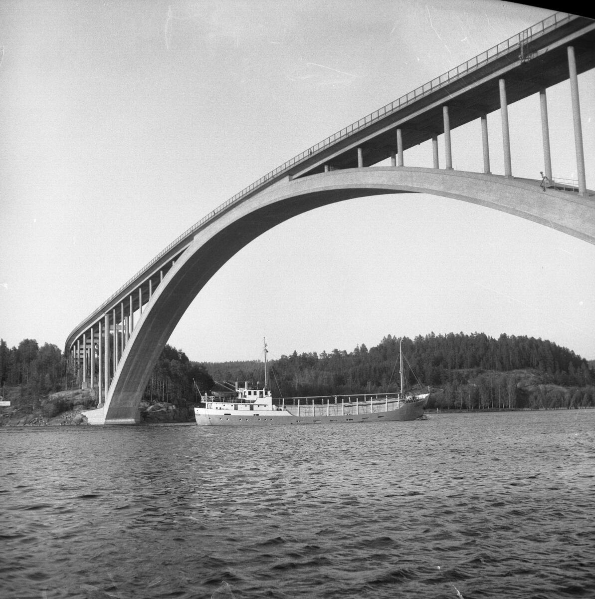 Fartyget Kon-Tiki vid Sandöbron

