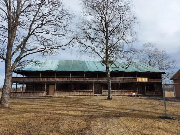 Bildet viser Svalgangsbygningen med presening på taket.