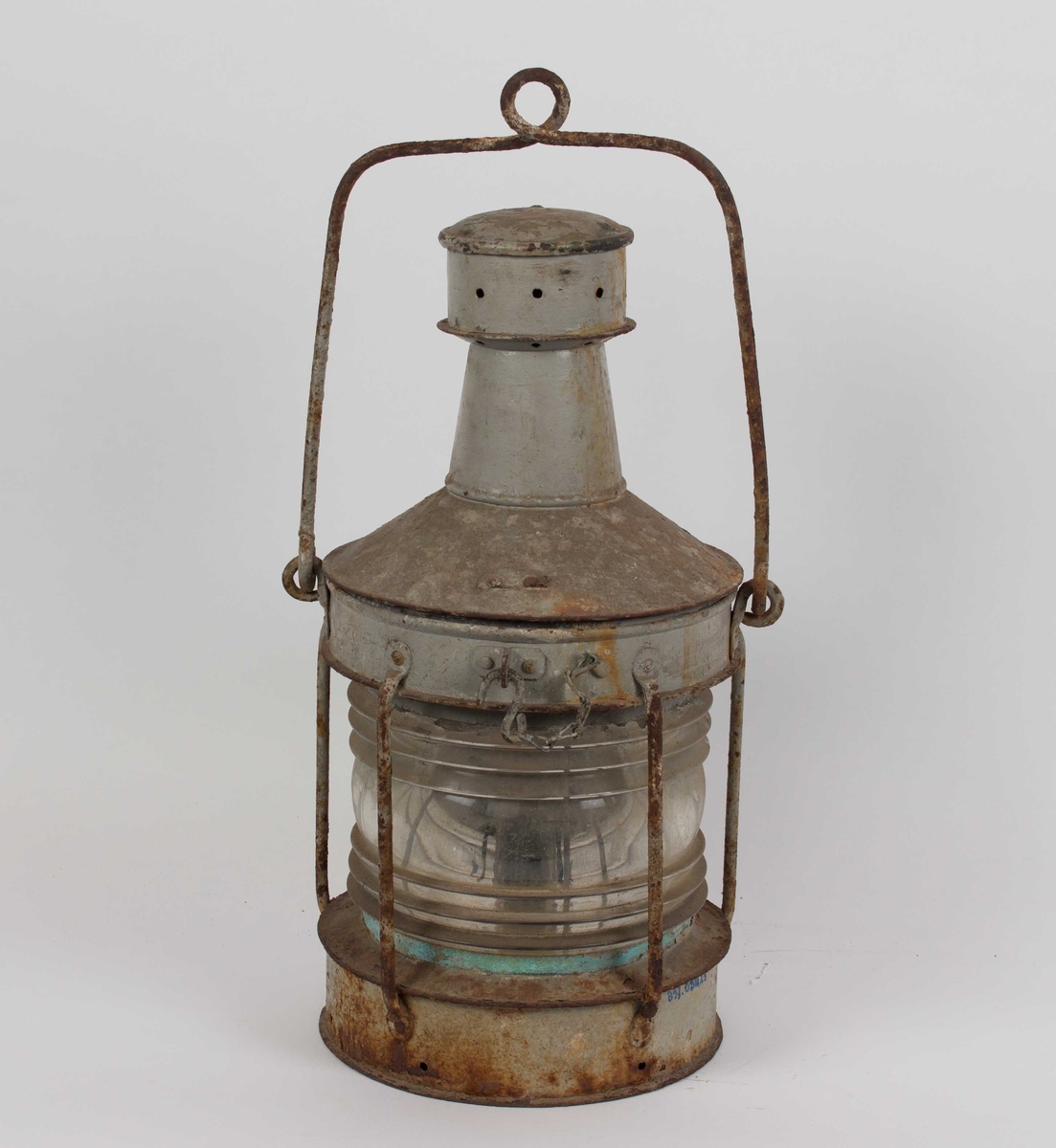 Lanterne. Ankerlanterne med hank og beskyttelsesgitter rundt klart rundtlysende glass. Med parafinbrenner.