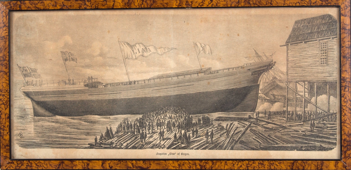 Sjøsettingen av fregatten LINA av Bergen. Skipet har vimpel med skipsnavn, samt norsk flagg med unionsmerke samt flagg med X.