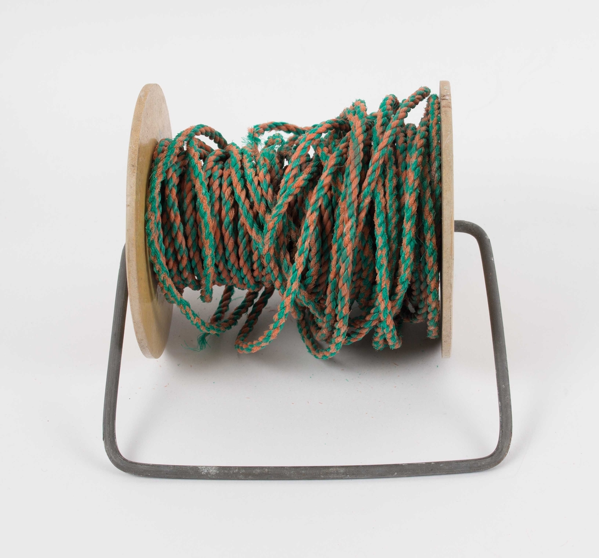 Trinser med tau til livbøye.
