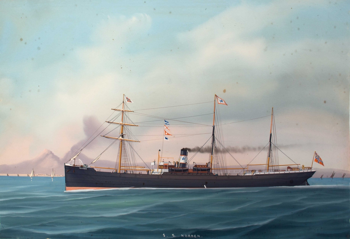 Skipsportrett av DS NORDEN under fart utenfor Napoli med vulkanen Vesuv i bakgrunnen. Fører unionsflagg akter samt rederiflagg tilhørende rederiet S.M. Kuhnle & søn, Bergen i stormasten.