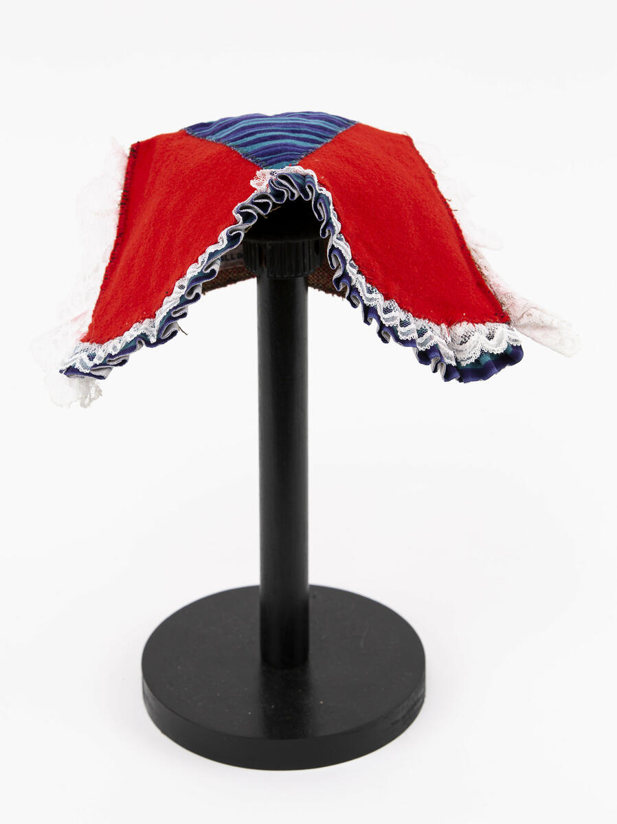 Hätta använd i uppsättningarna "Kransgille" och "Rosen".