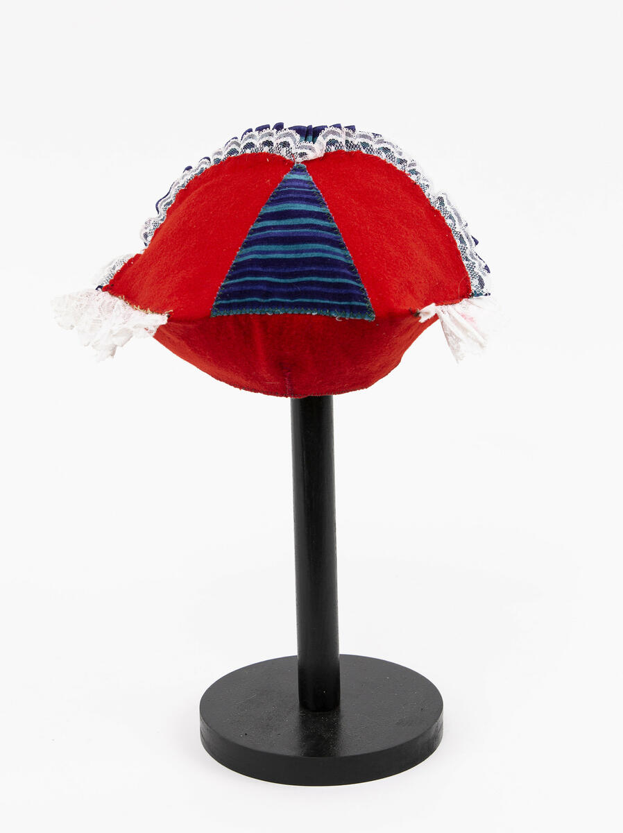 Hätta använd i uppsättningarna "Kransgille" och "Rosen".