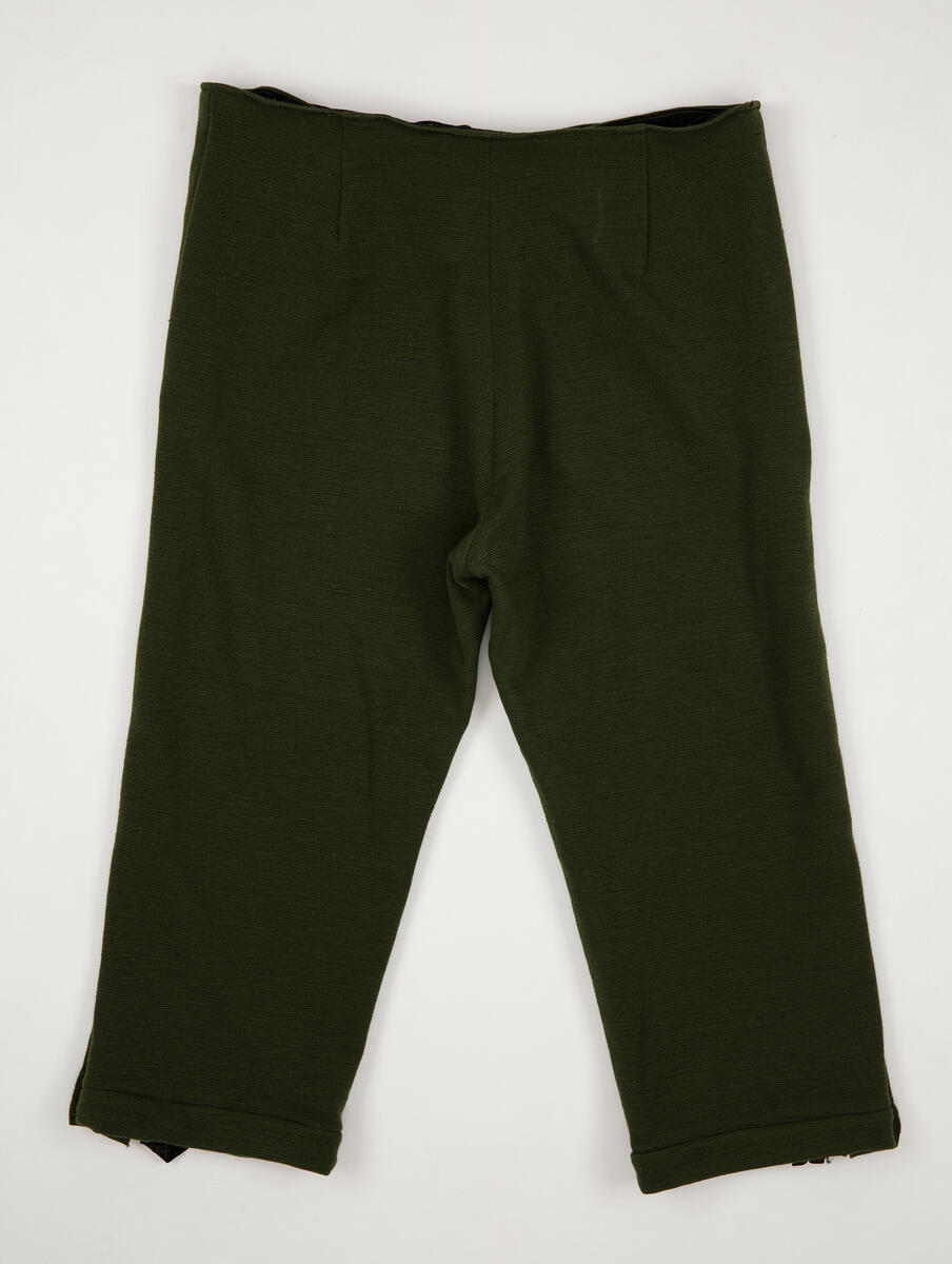 Byxor använda i uppsättningarna "Kransgille" och "Rosen".