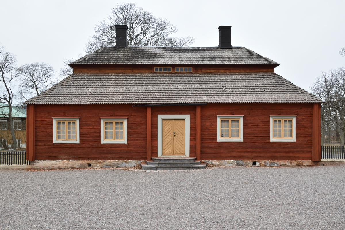 Biblioteksflygeln på Skogaholms herrgård är timrad i en våning med säteritak klätt med spån. Byggnaden har två skorstenar klädda med svartmålad plåt. 

Biblioteksflygeln flyttades till Skansen 1936 från Gullaskruvs herrgård, Hälleberga socken, Småland.