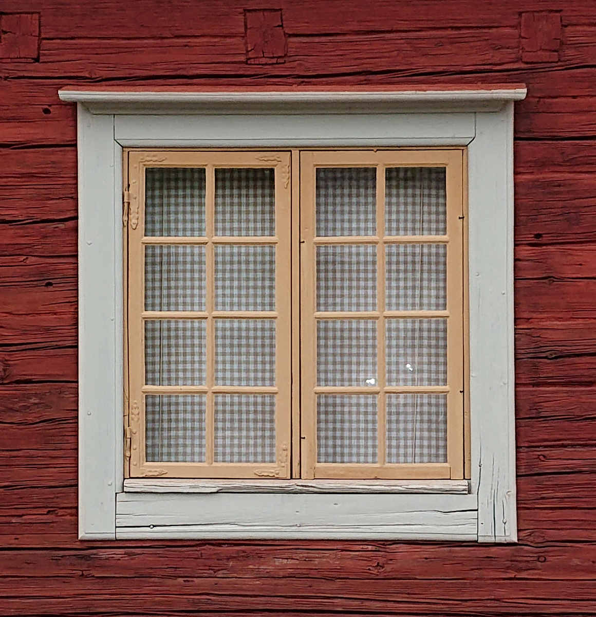 Biblioteksflygeln på Skogaholms herrgård är timrad i en våning med säteritak klätt med spån. Byggnaden har två skorstenar klädda med svartmålad plåt. 

Biblioteksflygeln flyttades till Skansen 1936 från Gullaskruvs herrgård, Hälleberga socken, Småland.