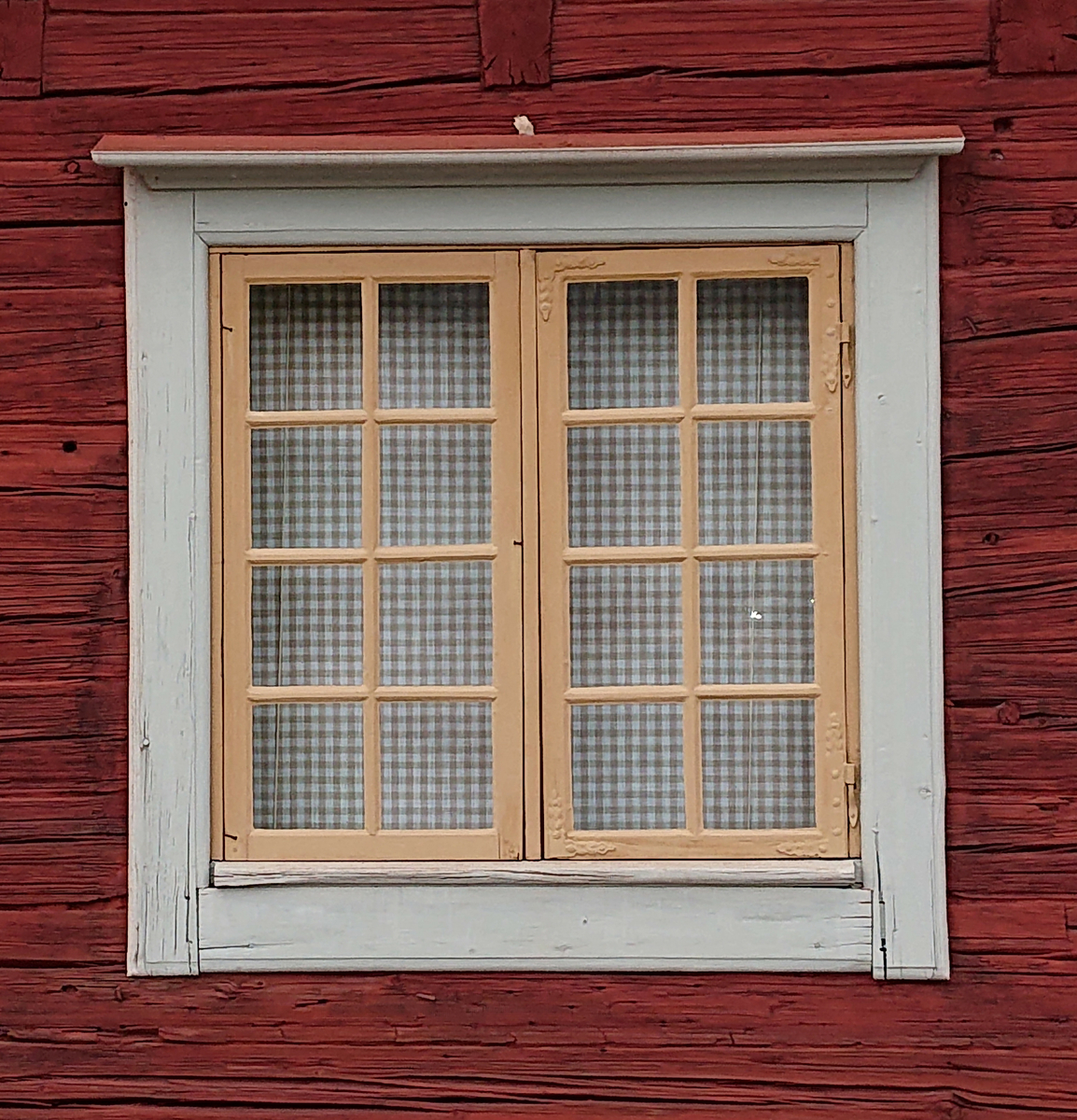 Biblioteksflygeln på Skogaholms herrgård är timrad i en våning med säteritak klätt med spån. Byggnaden har två skorstenar klädda med svartmålad plåt. 

Biblioteksflygeln flyttades till Skansen 1936 från Gullaskruvs herrgård, Hälleberga socken, Småland.