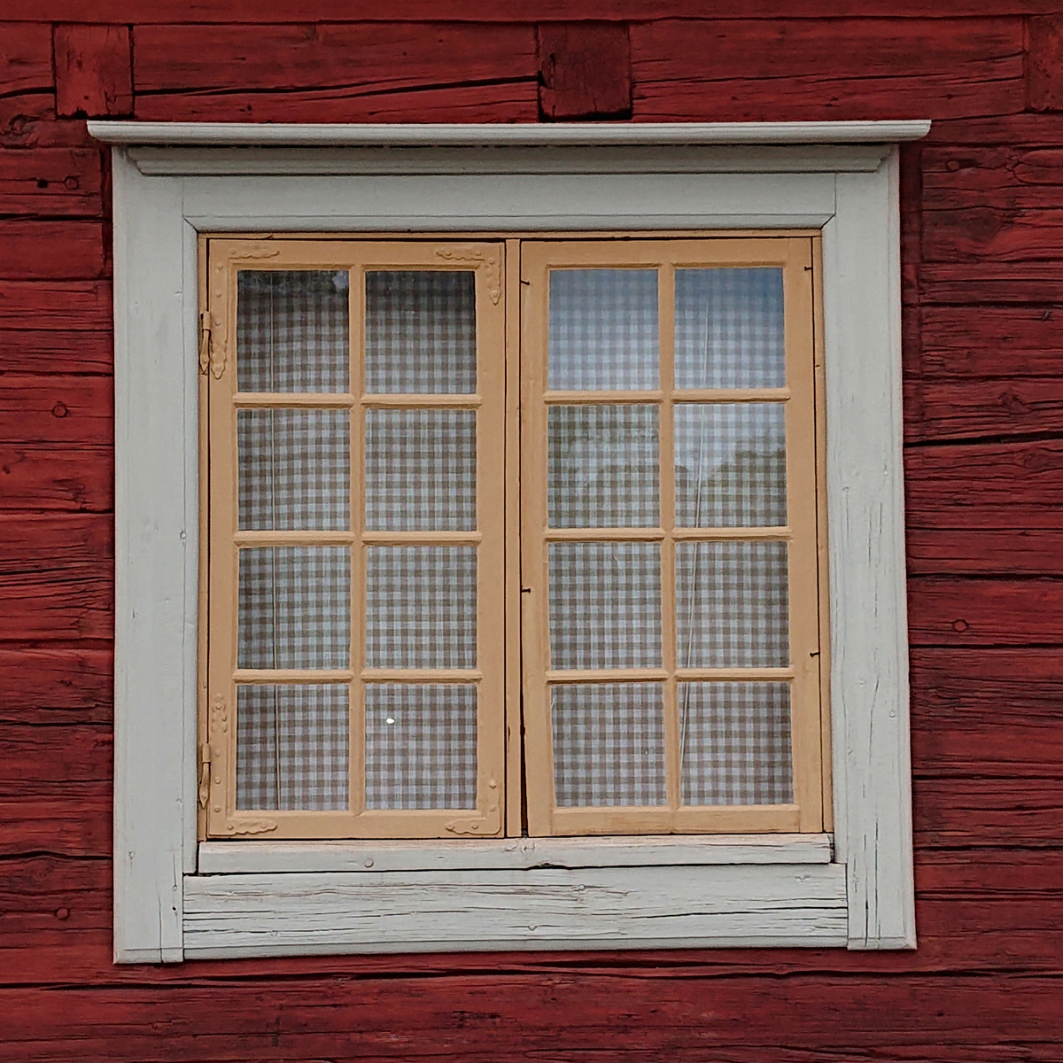 Biblioteksflygeln på Skogaholms herrgård är timrad i en våning med säteritak klätt med spån. Byggnaden har två skorstenar klädda med svartmålad plåt. 

Biblioteksflygeln flyttades till Skansen 1936 från Gullaskruvs herrgård, Hälleberga socken, Småland.