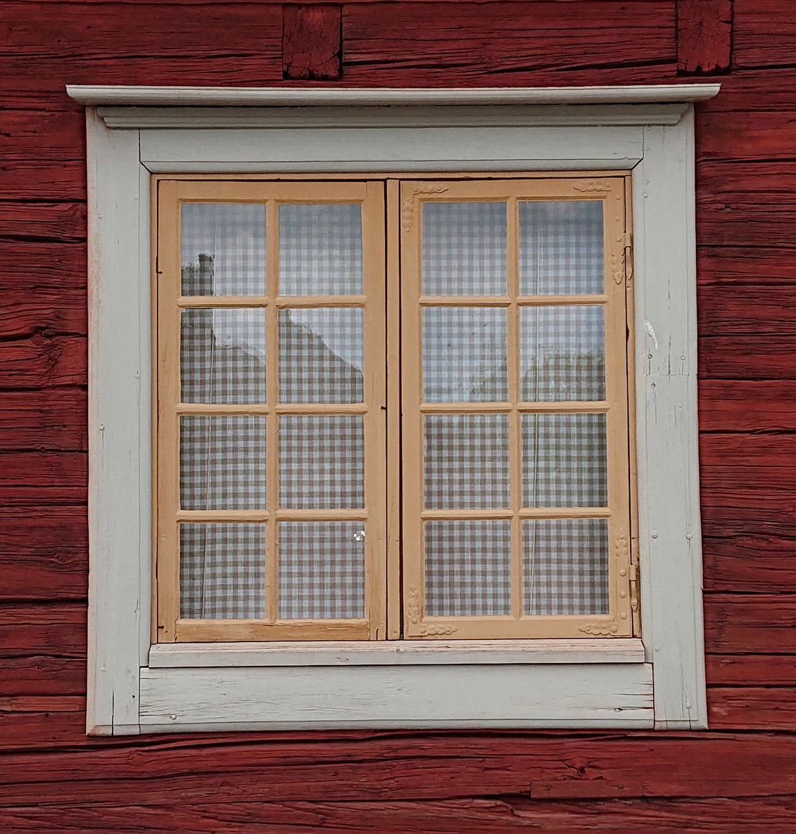 Biblioteksflygeln på Skogaholms herrgård är timrad i en våning med säteritak klätt med spån. Byggnaden har två skorstenar klädda med svartmålad plåt. 

Biblioteksflygeln flyttades till Skansen 1936 från Gullaskruvs herrgård, Hälleberga socken, Småland.