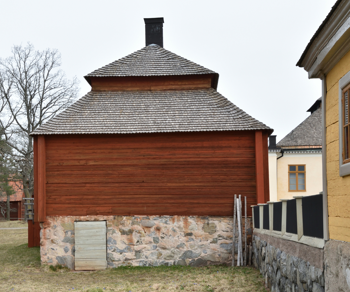 Biblioteksflygeln på Skogaholms herrgård är timrad i en våning med säteritak klätt med spån. Byggnaden har två skorstenar klädda med svartmålad plåt. 

Biblioteksflygeln flyttades till Skansen 1936 från Gullaskruvs herrgård, Hälleberga socken, Småland.