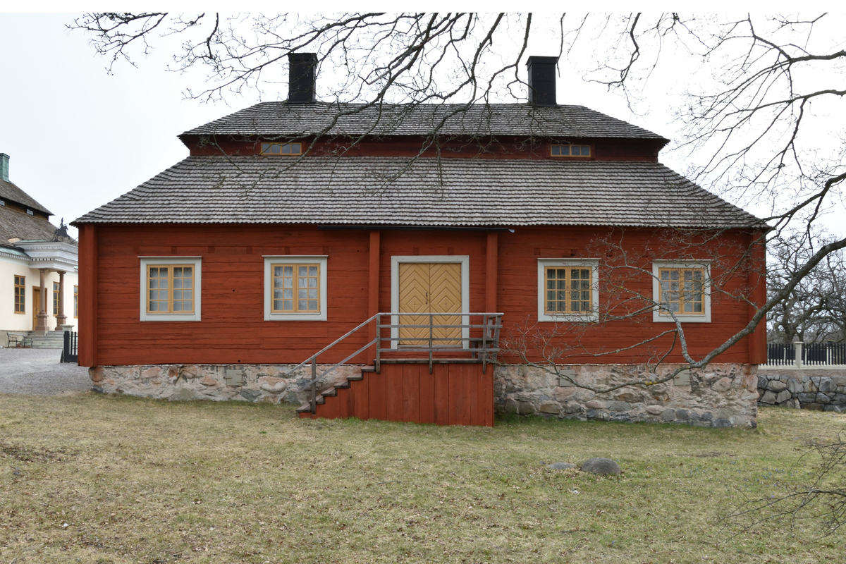 Biblioteksflygeln på Skogaholms herrgård är timrad i en våning med säteritak klätt med spån. Byggnaden har två skorstenar klädda med svartmålad plåt. 

Biblioteksflygeln flyttades till Skansen 1936 från Gullaskruvs herrgård, Hälleberga socken, Småland.