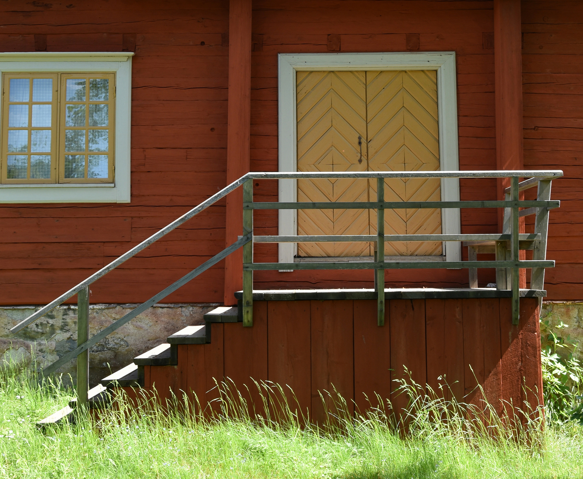 Biblioteksflygeln på Skogaholms herrgård är timrad i en våning med säteritak klätt med spån. Byggnaden har två skorstenar klädda med svartmålad plåt. 

Biblioteksflygeln flyttades till Skansen 1936 från Gullaskruvs herrgård, Hälleberga socken, Småland.