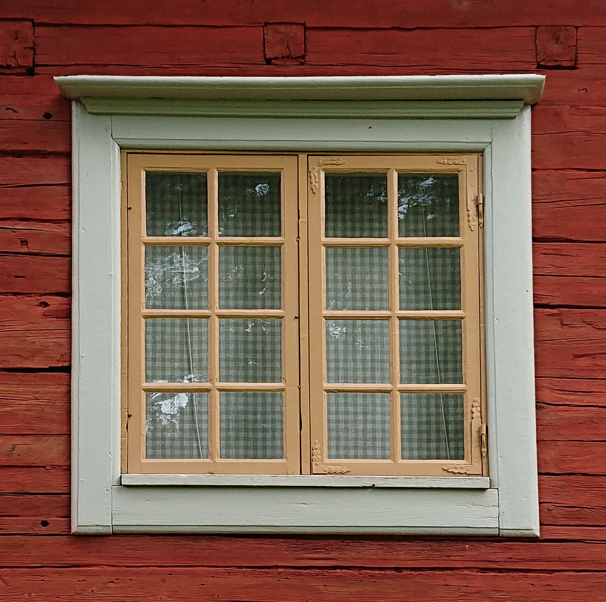 Biblioteksflygeln på Skogaholms herrgård är timrad i en våning med säteritak klätt med spån. Byggnaden har två skorstenar klädda med svartmålad plåt. 

Biblioteksflygeln flyttades till Skansen 1936 från Gullaskruvs herrgård, Hälleberga socken, Småland.