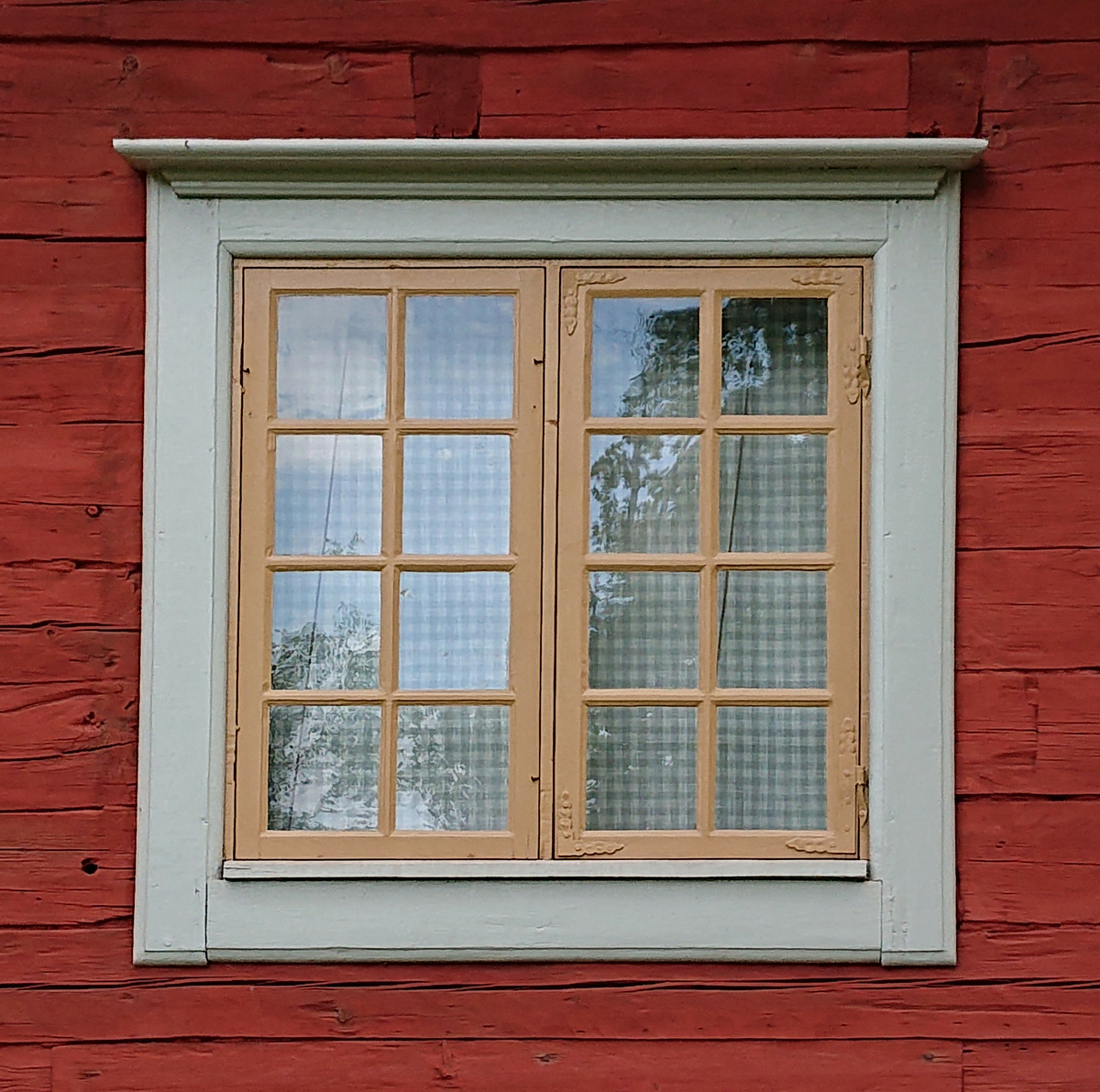 Biblioteksflygeln på Skogaholms herrgård är timrad i en våning med säteritak klätt med spån. Byggnaden har två skorstenar klädda med svartmålad plåt. 

Biblioteksflygeln flyttades till Skansen 1936 från Gullaskruvs herrgård, Hälleberga socken, Småland.