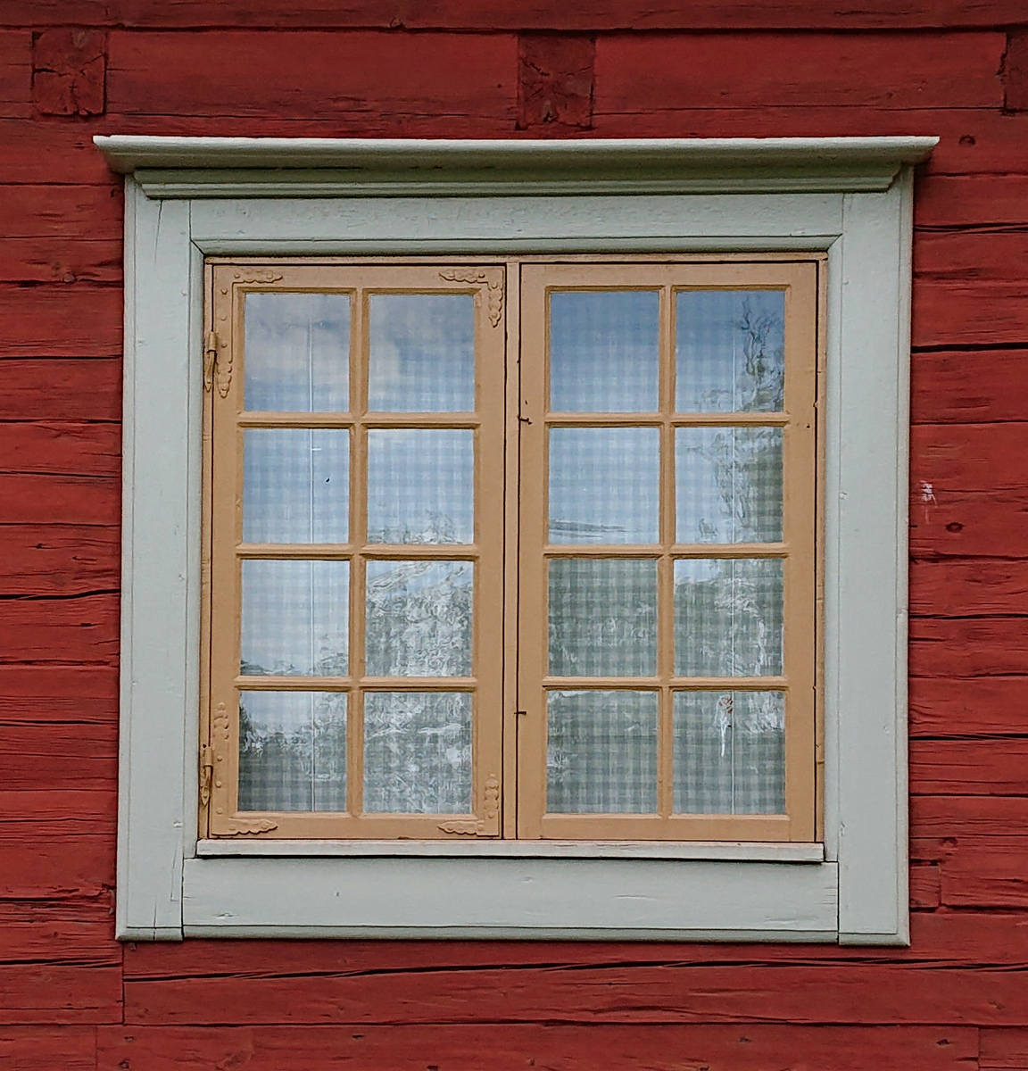 Biblioteksflygeln på Skogaholms herrgård är timrad i en våning med säteritak klätt med spån. Byggnaden har två skorstenar klädda med svartmålad plåt. 

Biblioteksflygeln flyttades till Skansen 1936 från Gullaskruvs herrgård, Hälleberga socken, Småland.