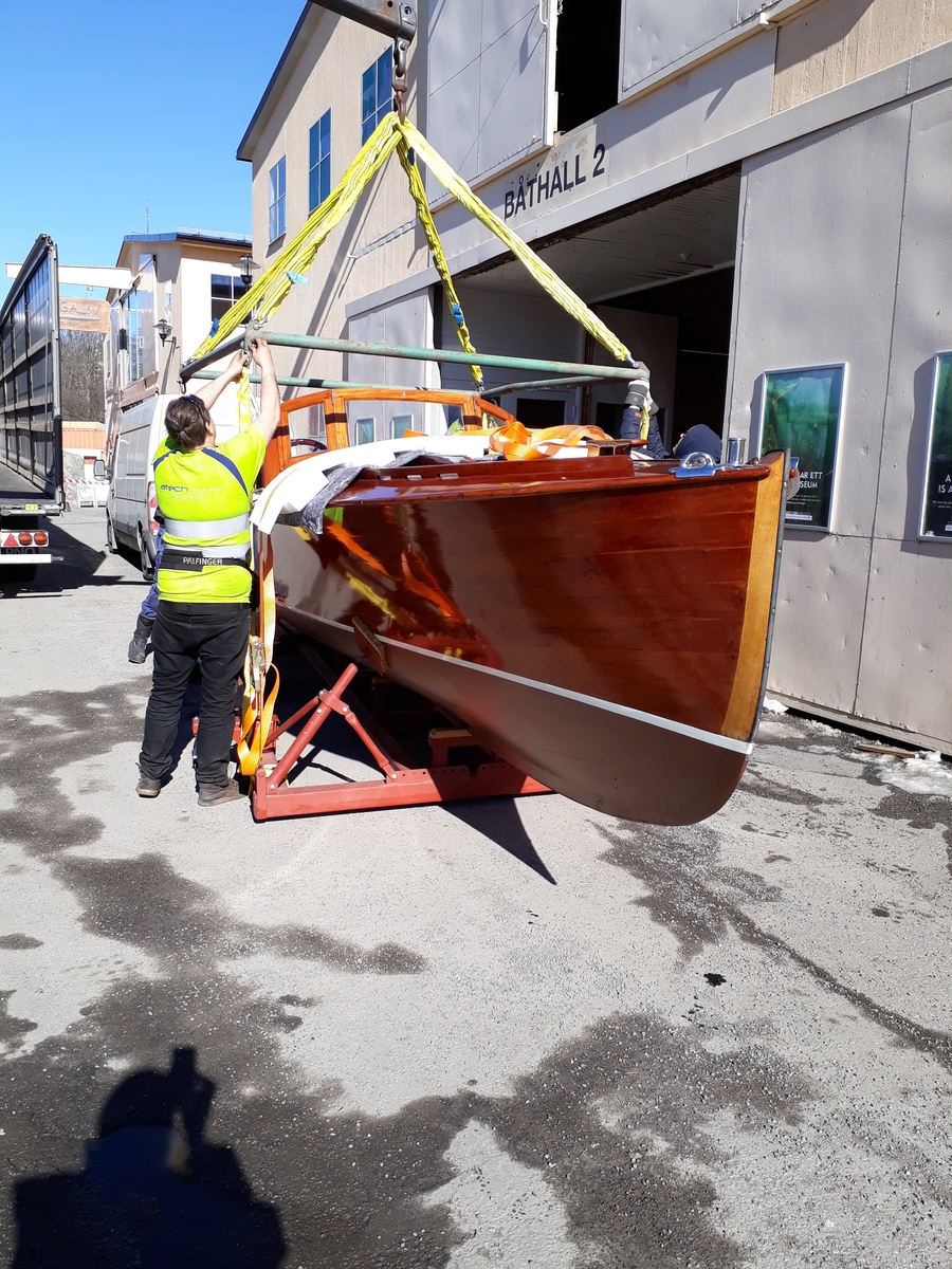 Kravellbyggd mahognymotorbåt, s.k. "Forslundsracer". Byggd på Sjöexpress varv på Lidingö 1928–1929.
Tillbehör till båten: 2 korgstolar, 7 dynor, 2 durkmattor, 1 kapell med bågar, 1 svensk flagga, 1 standert, 6 däcksmattor, 1 par åror i mahogny, 1  båtshake i  mahogny, 1 gösstake i mahogny, 1 lanternstång (akterlig) i mahogny med lanterna, 1 bensinmätsticka och 1 rorkult i mahogny.