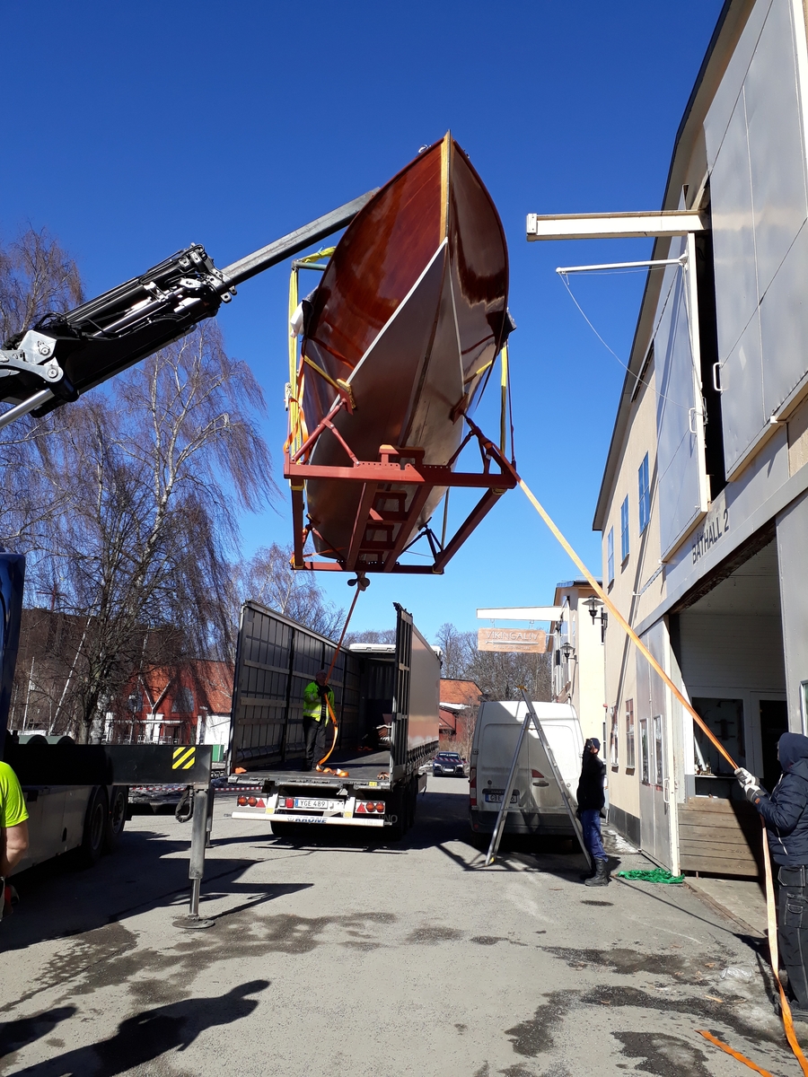 Kravellbyggd mahognymotorbåt, s.k. "Forslundsracer". Byggd på Sjöexpress varv på Lidingö 1928–1929.
Tillbehör till båten: 2 korgstolar, 7 dynor, 2 durkmattor, 1 kapell med bågar, 1 svensk flagga, 1 standert, 6 däcksmattor, 1 par åror i mahogny, 1  båtshake i  mahogny, 1 gösstake i mahogny, 1 lanternstång (akterlig) i mahogny med lanterna, 1 bensinmätsticka och 1 rorkult i mahogny.