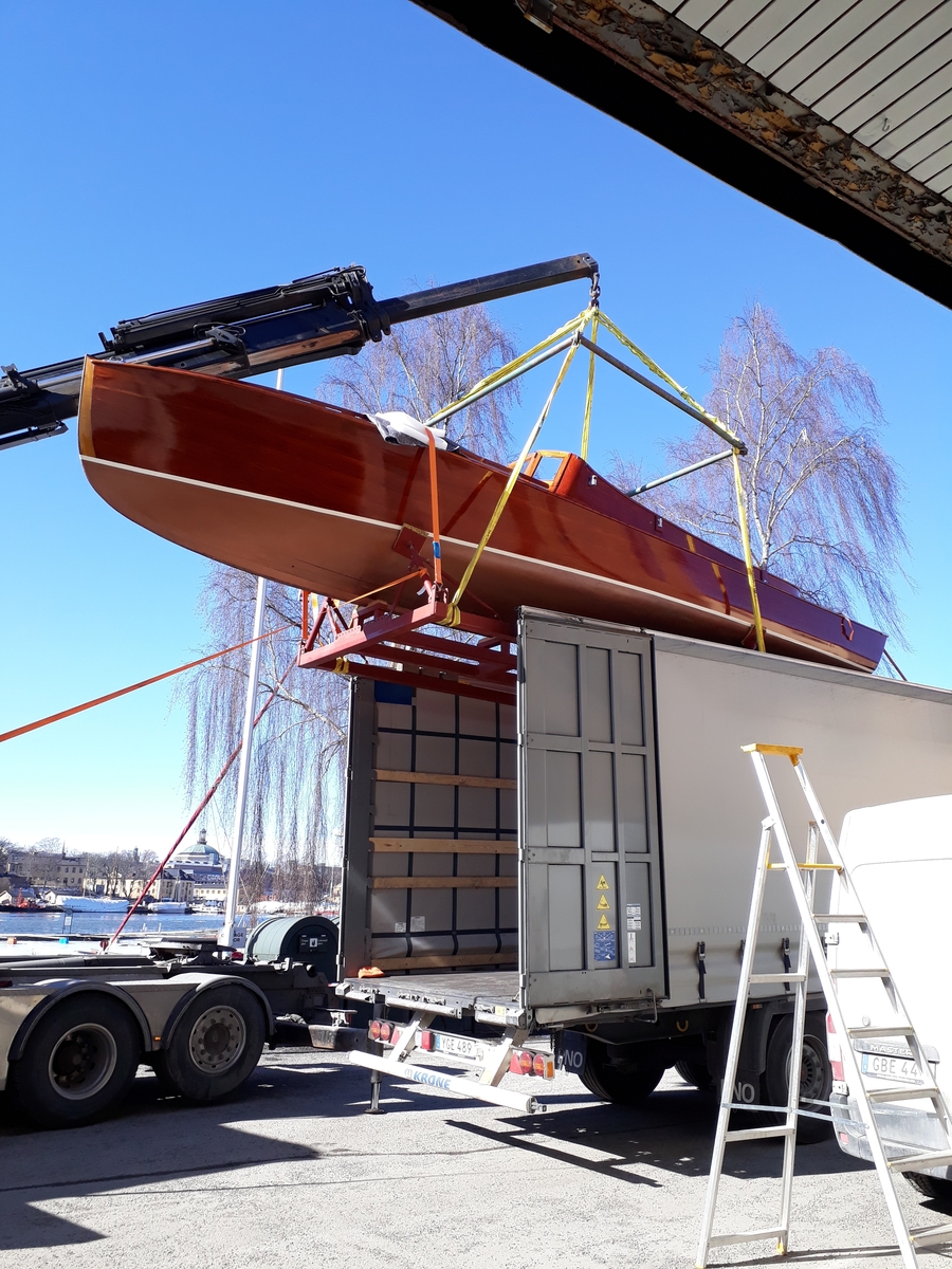 Kravellbyggd mahognymotorbåt, s.k. "Forslundsracer". Byggd på Sjöexpress varv på Lidingö 1928–1929.
Tillbehör till båten: 2 korgstolar, 7 dynor, 2 durkmattor, 1 kapell med bågar, 1 svensk flagga, 1 standert, 6 däcksmattor, 1 par åror i mahogny, 1  båtshake i  mahogny, 1 gösstake i mahogny, 1 lanternstång (akterlig) i mahogny med lanterna, 1 bensinmätsticka och 1 rorkult i mahogny.