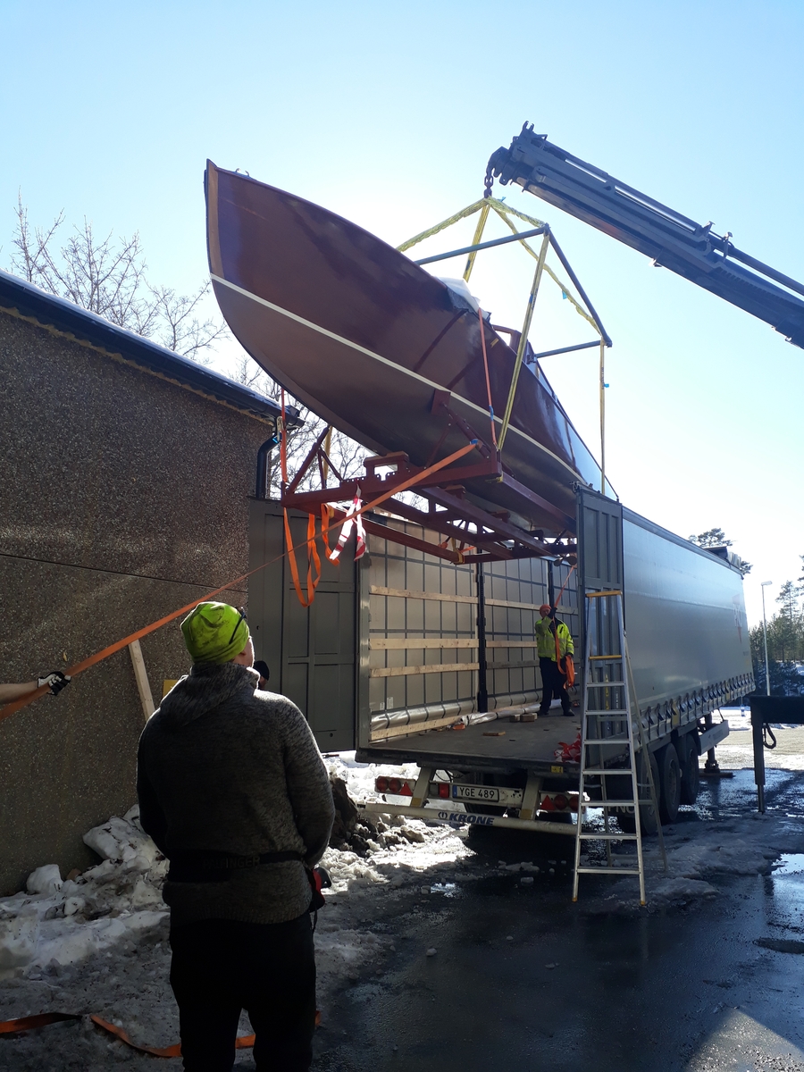 Kravellbyggd mahognymotorbåt, s.k. "Forslundsracer". Byggd på Sjöexpress varv på Lidingö 1928–1929.
Tillbehör till båten: 2 korgstolar, 7 dynor, 2 durkmattor, 1 kapell med bågar, 1 svensk flagga, 1 standert, 6 däcksmattor, 1 par åror i mahogny, 1  båtshake i  mahogny, 1 gösstake i mahogny, 1 lanternstång (akterlig) i mahogny med lanterna, 1 bensinmätsticka och 1 rorkult i mahogny.