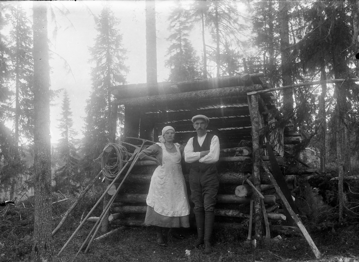 Portrett av par med gårdsredskaper, ekteparet Aasta Romsdalen og Ole Romsdalen 

Fotosamling etter fotograf og skogsarbeider Ole Romsdalen (f. 23.02.1893).