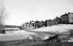 Stadsbebyggelse. Foto mot Ö. Omedelbart nedanför tvåvåningshuset på hög sockel längst till höger på bilden går Viktoriagatan, april 1963