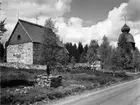 Murbergskyrkan. Kyrkan byggdes 1925-29 och är en rekonstruerad norrländsk medeltidskyrka. Som förebilder användes medeltidskyrkorna i Hackås Jämtland och i Ramsele Ångermanland. Interiört är kyrkan dekorerad med kalkmålningar. Motiven är lånade från väggmålningar i flera olika kyrkor. Inredningen kommer från olika församlingar i Medelpad och Ångermanland. Brudbänken från 1765 är snidad av en av de mer kända bygdekonstnärer, Pehr Pehrsson från Käxed. Kyrkogården omges av en bogårdsmur med två stegportar vilka är kopierade från Trönö kyrka i Hälsingland.På kyrkogården vilar museets grundare Theodor Hellman och hans hustru Vendela