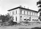 Bank. Stenblock framför. Uthuggning av stenkant framför pågår.