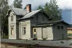 Multrå järnvägsstation.Stationen öppnades för trafik den 12 december 1893. Poststation öppnades samtidigt och den sköttes av järnvägens personal. Den förste stationsförmannen hette Magnus Hellström. Järnvägsstationen lades ned 1967 och stationshuset och sidospåren revs.