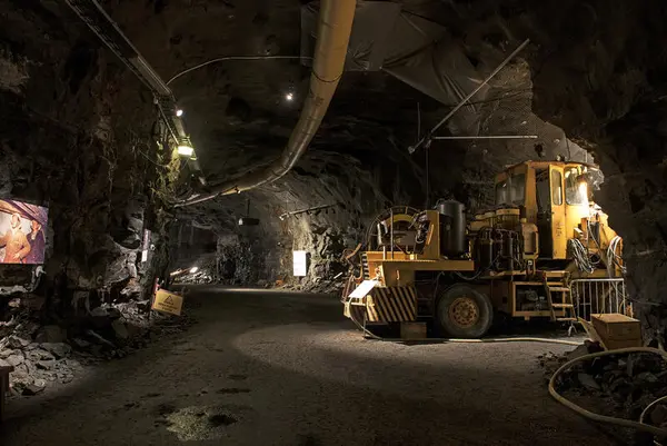 Tunnelen på Norsk fjellsprengningsmuseum med diverse maskiner, skilt og utstillingsplansjer.