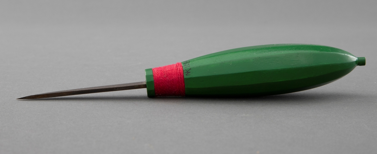 Kniv formet som sylteagurk. Skaft i grønnmalt bjørk, blad i morastål. Nederst på bladet er det surret med rød lintråd.