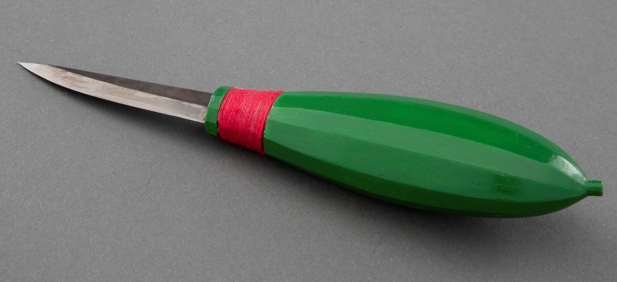 Kniv formet som sylteagurk. Skaft i grønnmalt bjørk, blad i morastål. Nederst på bladet er det surret med rød lintråd.