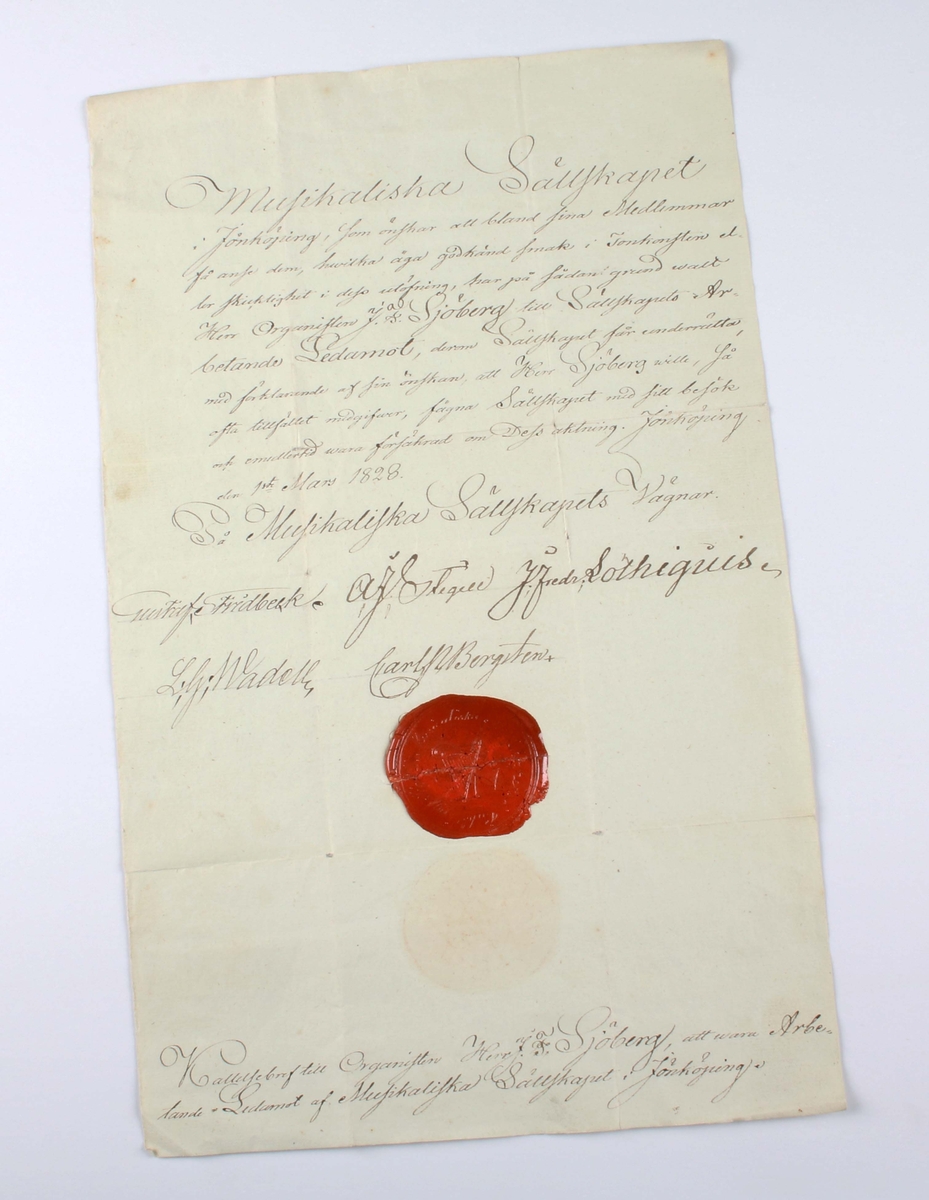 Diverse handlingar och brev, rörande Jonas Fredrik Sjöberg, organist och klockare i Borås. Grågrönt papper med handskriven svart text. Vissa stämplade med rött lacksigill. Märkta med årtal 1825, 1826, 1828 och 1837.