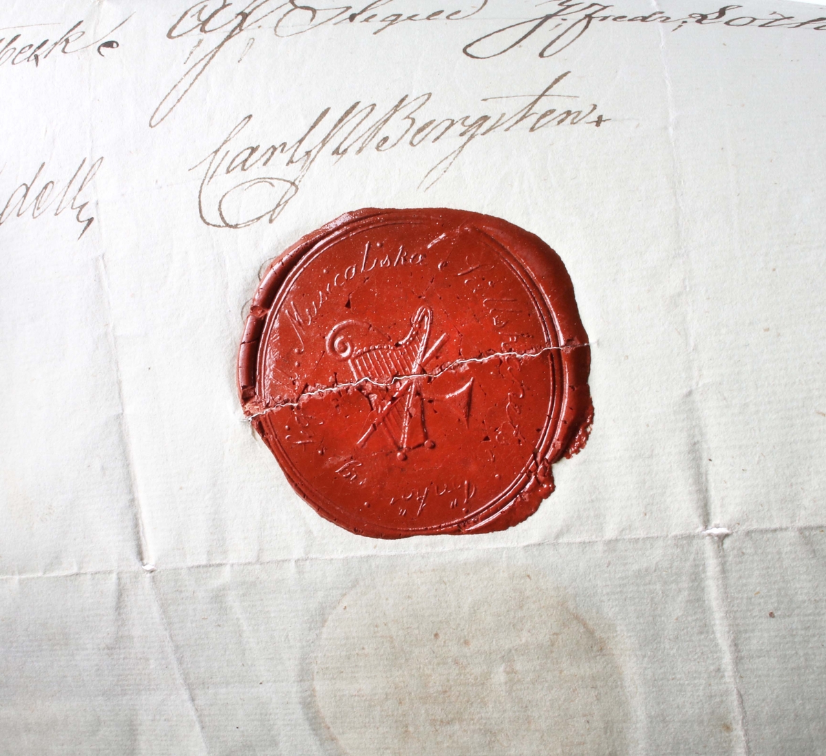 Diverse handlingar och brev, rörande Jonas Fredrik Sjöberg, organist och klockare i Borås. Grågrönt papper med handskriven svart text. Vissa stämplade med rött lacksigill. Märkta med årtal 1825, 1826, 1828 och 1837.