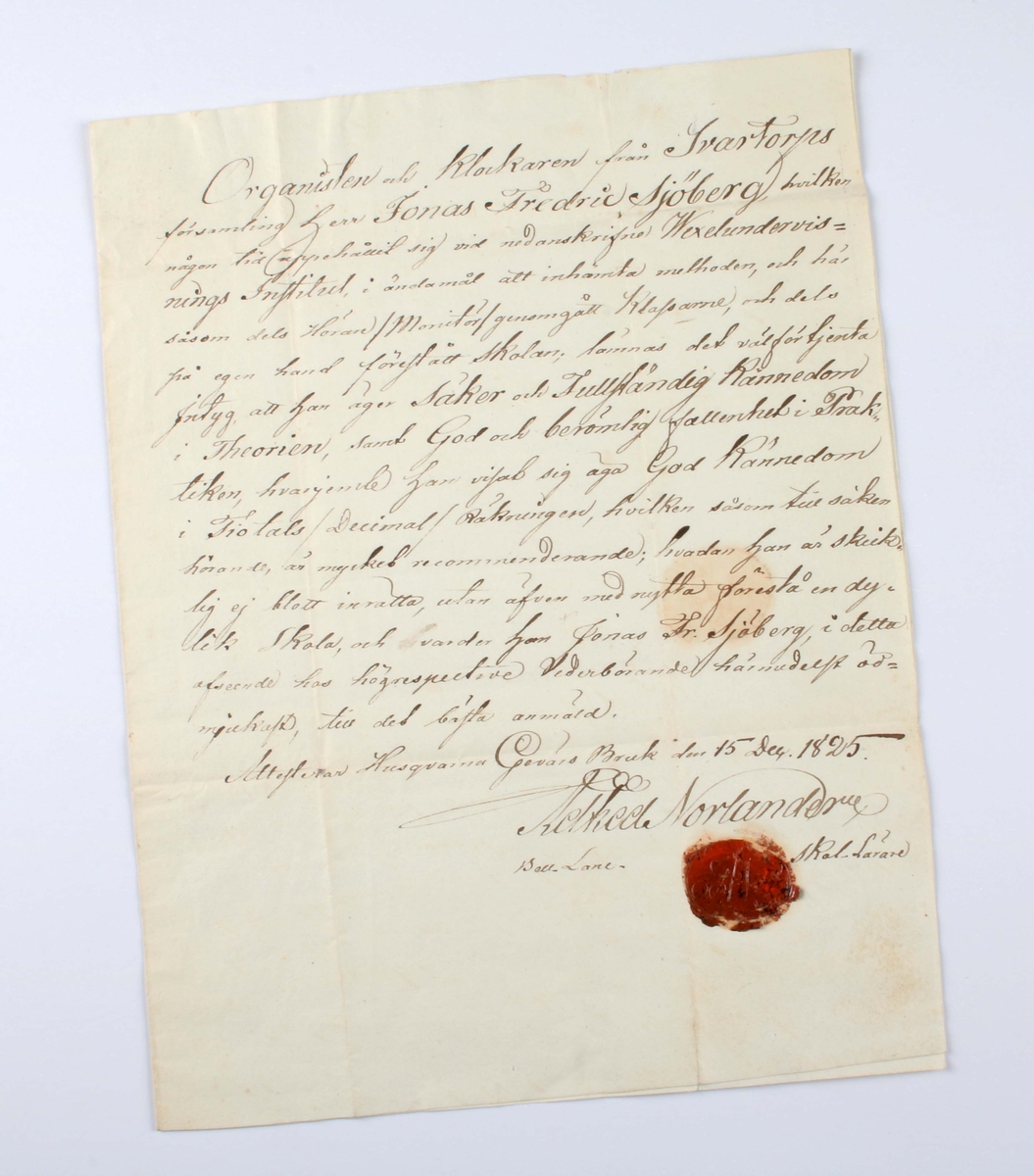 Diverse handlingar och brev, rörande Jonas Fredrik Sjöberg, organist och klockare i Borås. Grågrönt papper med handskriven svart text. Vissa stämplade med rött lacksigill. Märkta med årtal 1825, 1826, 1828 och 1837.