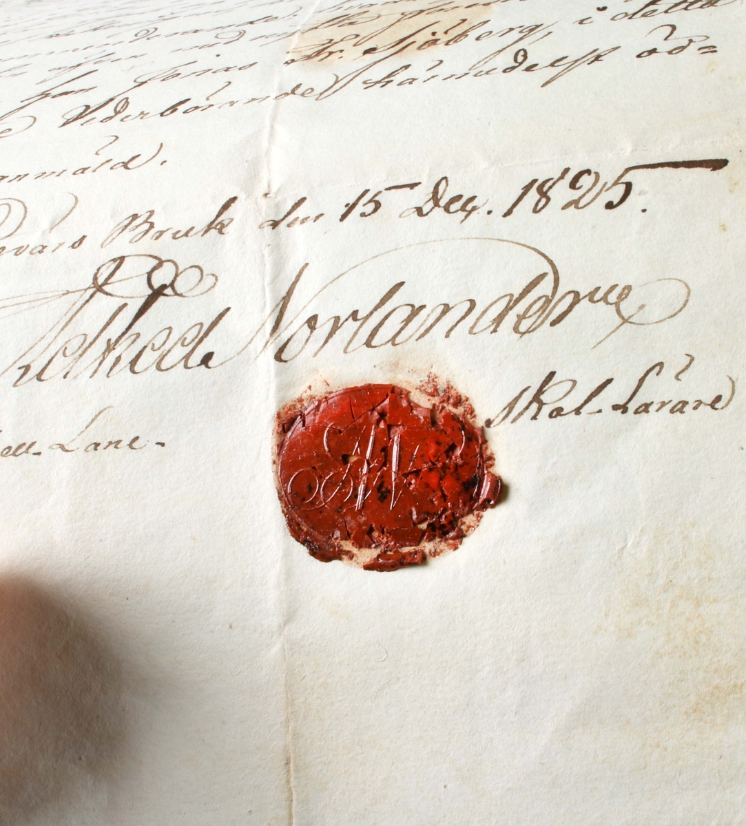 Diverse handlingar och brev, rörande Jonas Fredrik Sjöberg, organist och klockare i Borås. Grågrönt papper med handskriven svart text. Vissa stämplade med rött lacksigill. Märkta med årtal 1825, 1826, 1828 och 1837.