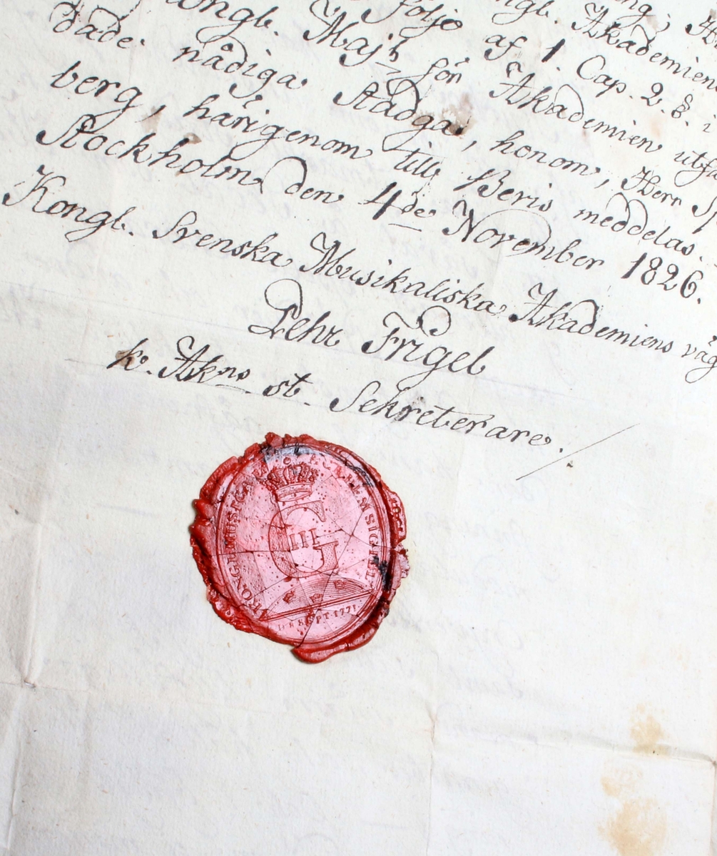 Diverse handlingar och brev, rörande Jonas Fredrik Sjöberg, organist och klockare i Borås. Grågrönt papper med handskriven svart text. Vissa stämplade med rött lacksigill. Märkta med årtal 1825, 1826, 1828 och 1837.