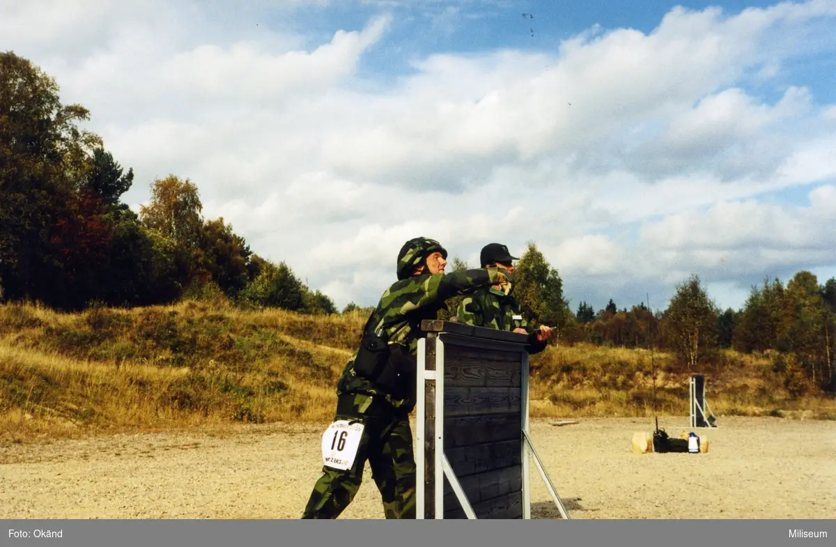 Gruppfälttävlan, Ing 2. Militär kastar blind handgranat mot ett mål.