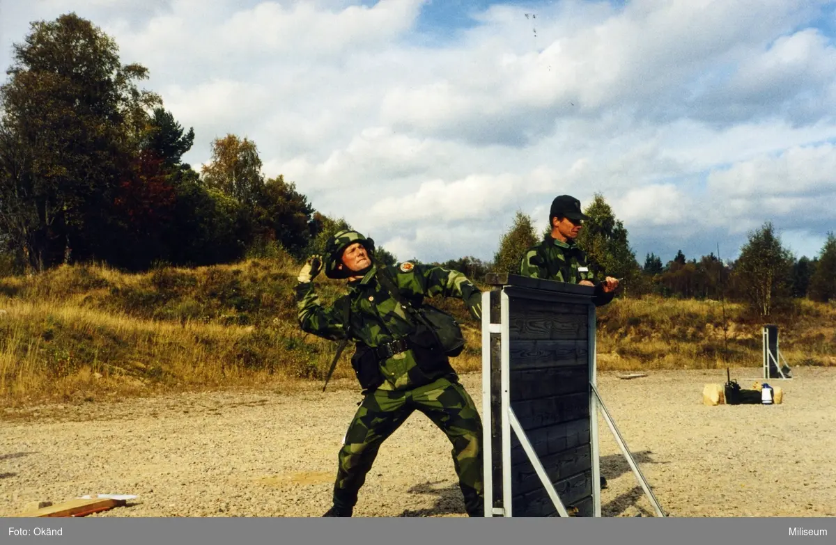 Gruppfälttävlan, Ing 2. Militär kastar blind handgranat mot ett mål.