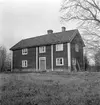Äldre stuga på Vallerstad Västergårds ägor i Vallerstads socken. Här dokumenterad av Östergötlands museum 1949.