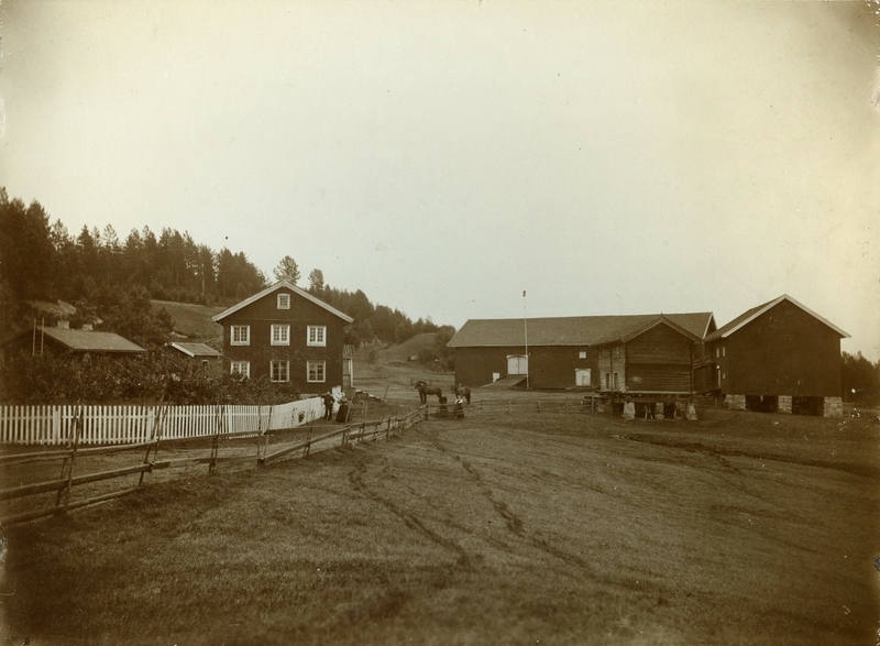 Tunet på Jønneberg. Stugubygningen på biletet blei riven då den nye blei bygd i 1909. Buret er frå 1790-talet.